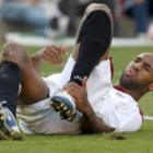 Kanoute, del Sevilla, se duele de un golpe tras una jugada