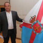 Gerardo Álvarez Courel posa con la bandera de la comarca del Bierzo.