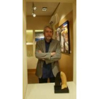 El veterano artista Antoni Miró, junto a varias de sus obras, en la galería leonesa Sharon Art