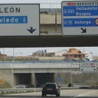Indicadores de las autopistas a Asturias y a Astorga.