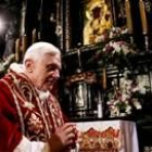 El papa Benedicto XVI reza frente a la imagen de la Virgen Negra de Jasna Gora, en Czestochowa