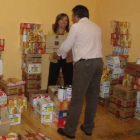 Reguero ordena los alimentos que se entregarán a las familias.