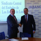 Ángel Goznález Quintanilla, y Marcos Llamas Seoane, durante la firma del convenio.