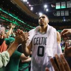Jayson Tatum, felicitado por su gran aportación en el partido.