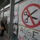 Un cartel en protesta por los recortes en la sanidad pública, en el Hospital de Sant Pau.