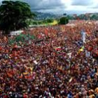 Miles de venezolanos contrarios a Chávez se manifiestan en la principal autopista de Caracas