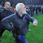El presidente del PAOK griego invade el terreno de juego portando una pistola en su cintura.