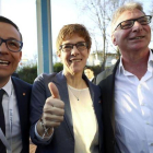 La presidenta del Sarre, Annegret Kramp-Karrenbauer, celebra su triunfo con su marido (derecha) y un compañero de partido.