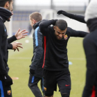 Los jugadores del Barça saludan a Rafinha, en su regreso a los entrenamientos.