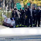 Miembros de la unidad de emergencias retiran el cuerpo de una víctima mortal .