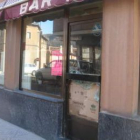 Los cacos rompieron una luna de la puerta cuando les sorprendió la alarma del local.