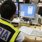 Un policia participa en una operación contra contra delitos relacionados con la pornografía en internet.