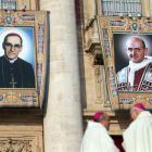 Carteles con las imágenes de Pablo VI y el arzobispo Romero, hoy en El Vaticano.