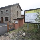 Un cartel anuncia uno de los proyectos financiados por el Plan del Carbón en Leitariegos.