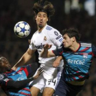 Khedira lucha por el balón con Dejan Lovren y Aly Cissokho del Olympique de Lyon.