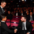 El hijo de Cristiano saluda a Messi en presencia de su padre y Antonella, en Londres.