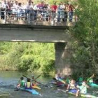 Participantes en el campeonato de aguas bravas del año pasado cruzan el puente de la localidad