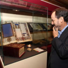 Antonio Ovalle observa la vitrina con la Biblia de Montefeltro, el Breviario Grimani, los libros de