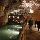 La vistosa entrada de la cueva de Valporquero