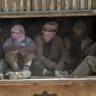 Traslado de yihadistas  del Estado Islámico tras rendirse en Baghouz.