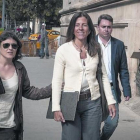 Anna Vidal (centro), el pasado abril, antes de declarar en el Tribunal Superior de Justícia de Catalunya.