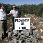 Javier García Prieto y Constantino Valle, delante del mojón que señala el límite en León y Orense