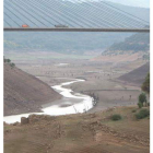 Embalse del Luna, con el río al descubierto.