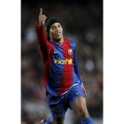 Ronaldinho celebra uno de los dos goles que marcó ante el Rácing
