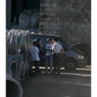 Un policía charla con los testigos del accidente el viernes en Roldán