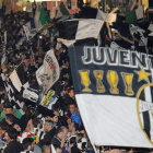 Fanáticos de la Juventus celebran el título de la Serie A.