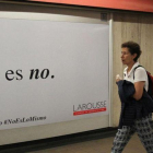Un cartel publicitario de la campana emprendida por Larousse Mexico contra el acoso a las mujeres en una estacion del metro en la Ciudad de Mexico.