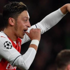 Ozil celebra un gol con el Arsenal.