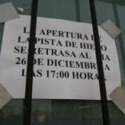 Varios carteles anunciaban ayer que la apertura no sería hasta hoy