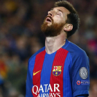 El gesto de desolación de Messi al final del partido pone rostro a la eliminación del Barcelona. QUIQUE GARCÍA