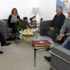 La presidenta, Isabel Carrasco, con los portavoces de los partidos políticos.