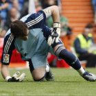 El portero del Madrid, Iker Casillas, por los suelos tras encajar el segundo gol.