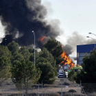 Columna de humo tras estrellarse el avión.