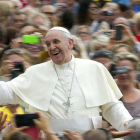El papa Francisco saluda a los fieles durante su audiencia general en la plaza de San Pedro en el Vaticano.
