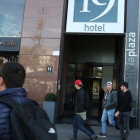 Turistas ante un hotel en Barcelona.
