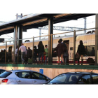 Viajeros acceden al AVE en la estación de León.