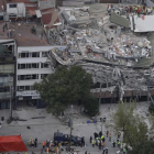 Los servicios de rescate buscan supervivientes atrapados en un edificio hundido tras el seísmo, en Roma Norte, barriada de Ciudad de México, el 20 de septiembre