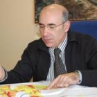 El concejal de Urbanismo, Manuel Rubial, muestra uno de los planos que reflejan cómo será San Andrés