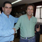 Borja Fernández (izquierda) e Indalecio Rodríguez se saludan tras conocer el recuento de votos.