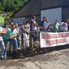 Concentración de los trabajadores de Astur Leonesa en las instalaciones de la empresa.