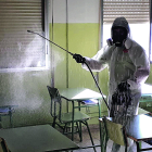Un técnico de Desinplag realizando una desinfección en una escuela. DL