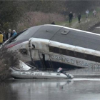 El tren de alta velocidad que ha descarrilado en la Alsacia el día después de los ataques de París.