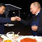 El presidente ruso, Vladimir Putin, brinda con su homólogo chino, Xi Jinping, en una feria alementaria en Vladivostok.