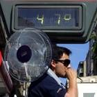 Un termómetro urbano marca 47 grados de temperatura tras un ventilador