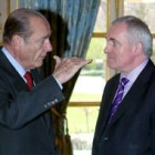 Jacques Chirac, a la izquierda, conversa con Bertie Ahern, presidente de turno de la Unión Europea