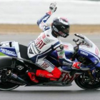 Jorge Lorenzo saluda a los aficionados tras lograr la «pole» en Gran Bretaña.